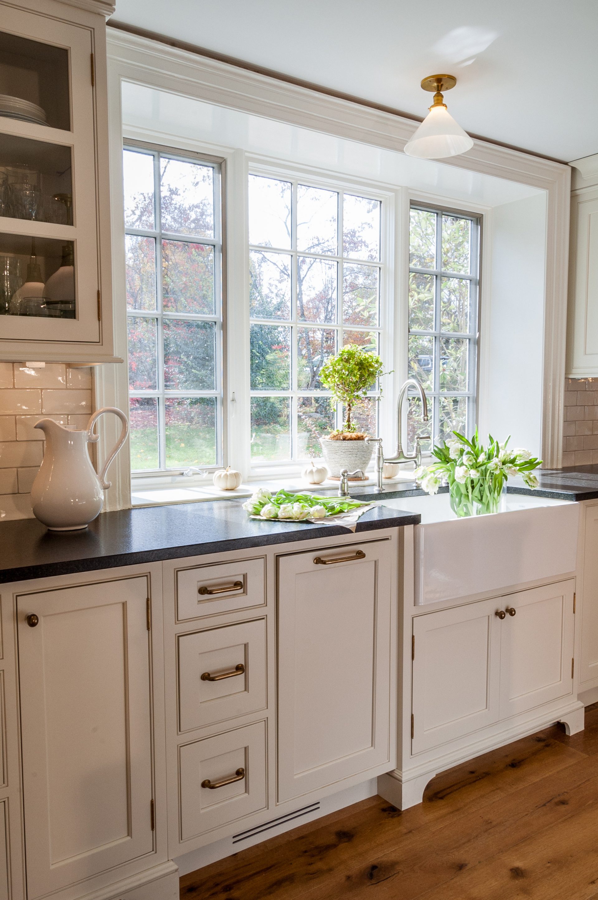 Transitional Farmhouse Kitchen - Gardner/Fox Associates